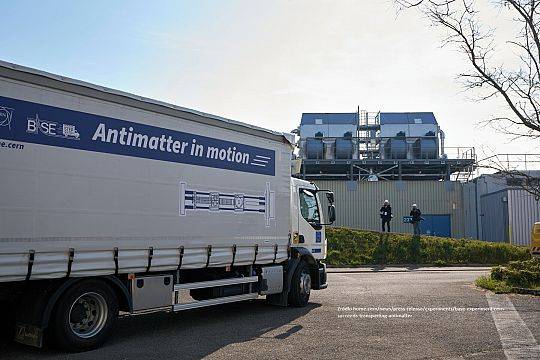 Grafika Antymateria w ruchu - pierwszy udany transport antymaterii w CERN